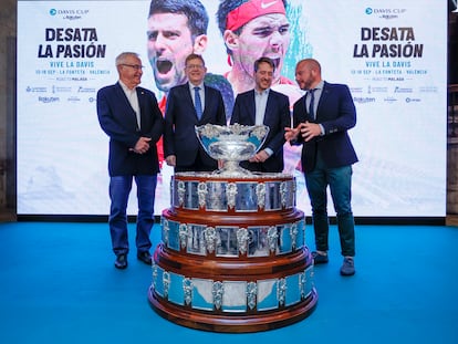 Presentación en el Palau de la Generalitat la fase de grupos de la Copa Davis. De izquierda a derecha, el alcalde Joan Ribó, el presidente Ximo Puig, el responsable de Kosmo, Enric Rojas, y el presidente de la Diputación, Toni Gaspar, con la copa del torneo.