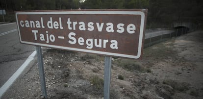 Cartel señalador del trasvase Tajo-Segura.