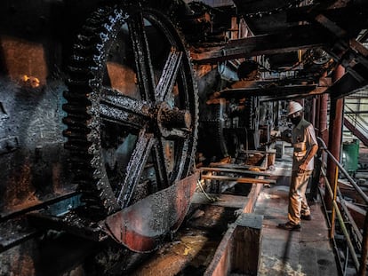 A worker at the Boris Luis Santa Coloma sugar mill, photographed during a production stoppage due to lack of fuel, in April 2021.
