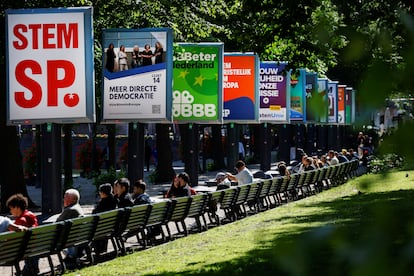 Carteles electorales desplegados en La Haya, este miércoles.