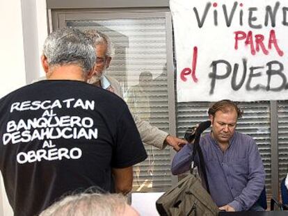 La consejera de Fomento, Elena Cort&eacute;s, en su reuni&oacute;n con familias de las viviendas ocupadas.