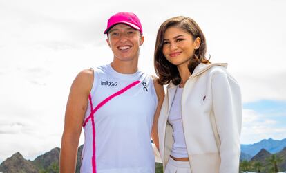 INDIAN WELLS, CALIFORNIA - MARCH 17: Iga Swiatek of Poland meets actress Zendaya after defeating Maria Sakkari of Greece in the womens singles final of the BNP Paribas Open at Indian Wells Tennis Garden on March 17, 2024 in Indian Wells, California (Photo by Robert Prange/Getty Images)