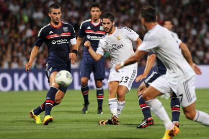 Isco intenta un pase a Cristiano