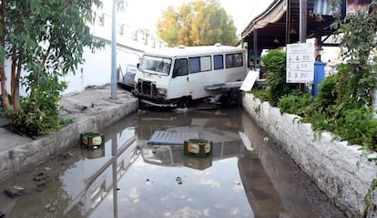 Un grupo de personas observa los daños ocasionados tras un terremoto en la provincia turca de Mugla (Turquía), el 21 de julio de 2017. 