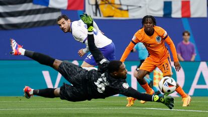 Maignan desvía un tiro de Frimpong este viernes durante el partido entre Países Bajos y Francia en Leipzig.
