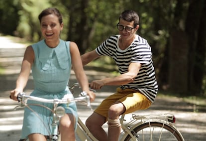 Pessoas andam de bicicleta em parque.