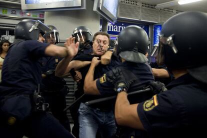La polic&iacute;a detiene a un piquete en la estaci&oacute;n de Atocha durante la protesta de los servicios de transporte p&uacute;blico.  