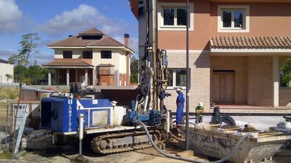 Trabajos de excavaci&oacute;n de la primera instalaci&oacute;n geot&eacute;rmica en un chal&eacute; de la Comunidad de Madrid.