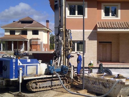 Trabajos de excavaci&oacute;n de la primera instalaci&oacute;n geot&eacute;rmica en un chal&eacute; de la Comunidad de Madrid.