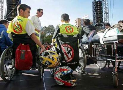 Tres de los seis motoristas que en el escenario reivindicaron ayer la supresión de los guardarraíles.