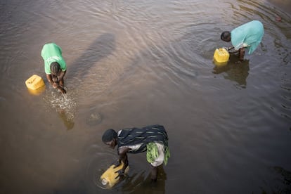 Mujeres recojen agua de un río en Torit (Sudán del Sur), el 9 de marzo de 2017.