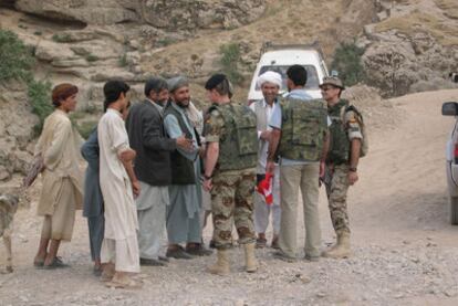 Soldados de la Brigada Paracaidista de Alcalá de Henares saludan a un grupo de ciudadanos en Afganistán.