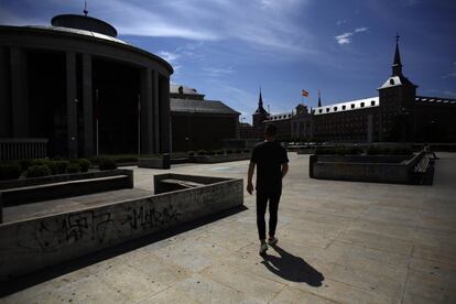 Una persona camina el martes al lado de la Junta Municipal de Moncloa-Aravaca. Al fondo a la derecha está el Ministerio del Aire, que se encargó de la aviación civil y militar en España durante la dictadura franquista.