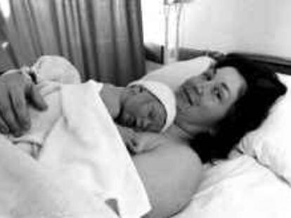 B S/N - (27/3/2000) - Color - Recibido por e-mail - Metodo "Canguro" hospital Joan 23 de Tarragona bebe con 30 minutos de vida. - Foto : Josep Lluis Sellart.