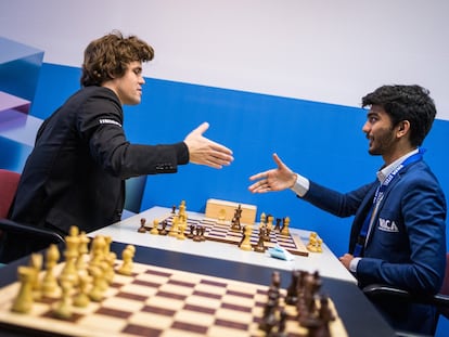 Carlsen y Gukesh sellan su empate con un apretón de manos, hoy en Wijk aan Zee