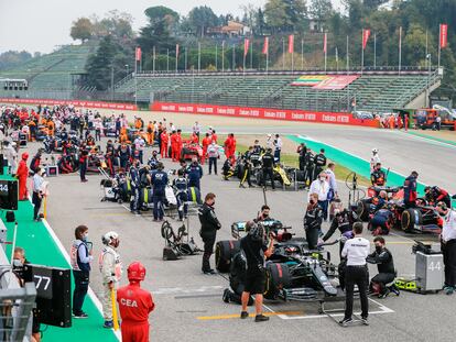 Los pilotos y sus equipos, en el Gran Premio de Emilia Romagna, en el circuito Enzo y Dino Ferrari, el pasado 1 de noviembre.