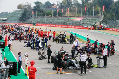 Los pilotos y sus equipos, en el Gran Premio de Emilia Romagna, en el circuito Enzo y Dino Ferrari, el pasado 1 de noviembre.