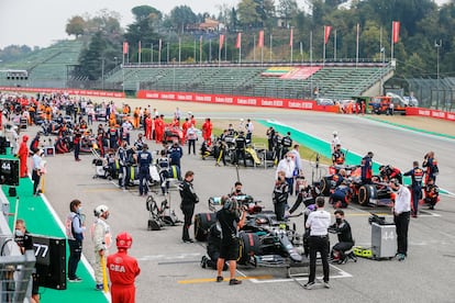 Los pilotos y sus equipos, en el Gran Premio de Emilia Romagna, en el circuito Enzo y Dino Ferrari, el pasado 1 de noviembre.