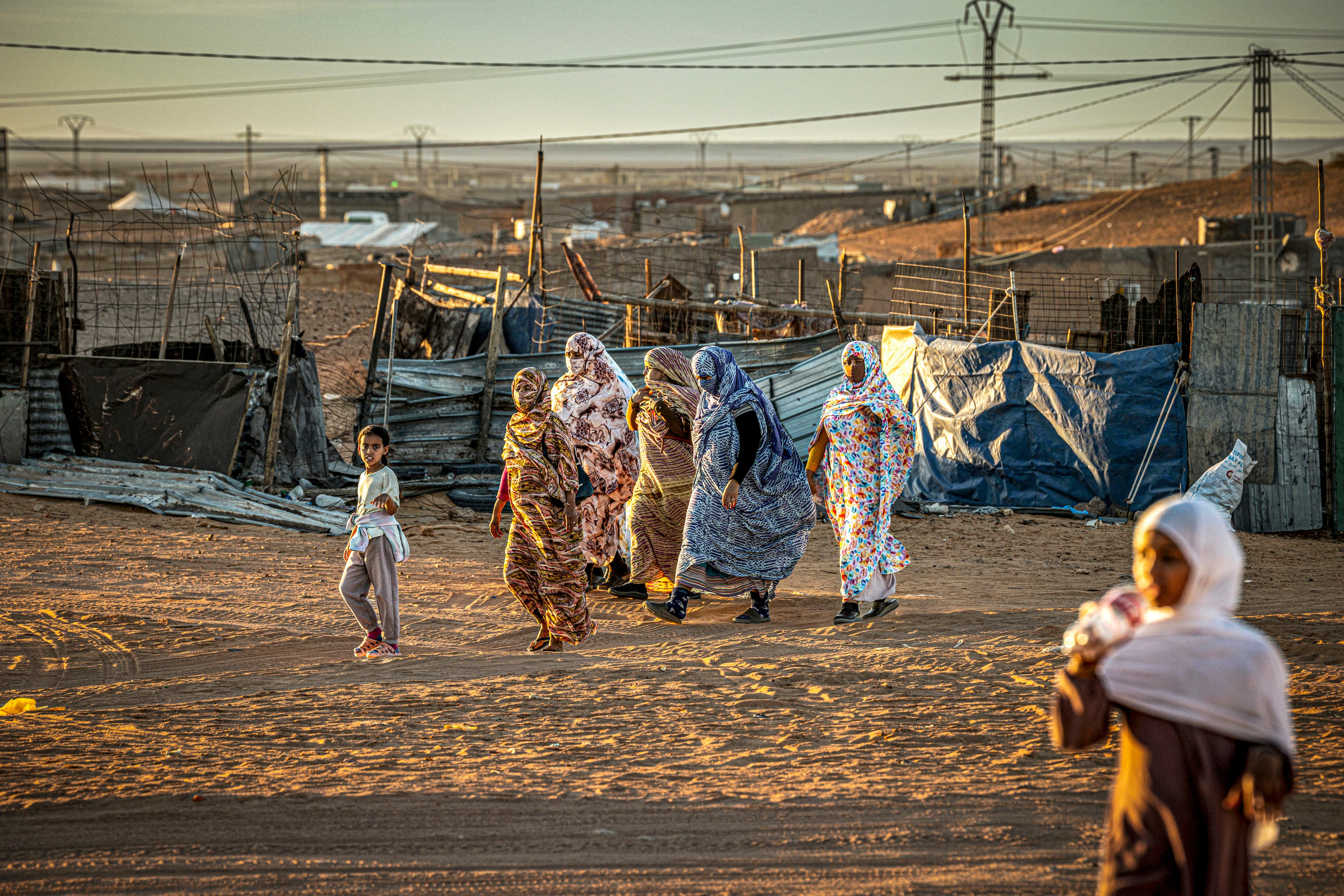 En la imagen, tomada el 29 de abril, unas mujeres caminan al atardecer por Auserd.