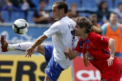 Nino intenta controlar el balón a pesar de la oposición de Cortés.