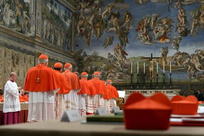 Varios cardenales en la capilla Sixtina, antes del comienzo del cónclave que elegirá al nuevo Papa.