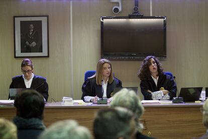 Las juezas de la sección primera de la Audiencia de Palma Rocío Martín, Samantha Romero y Eleonor Moyà, han juzgado a los acusados del 'caso Nóos' en la Escuela Balear de la Administración Pública (EBAP), en Palma. Estuvieron trabajando ocho meses en la sentencia de 742 páginas que este viernes se ha hecho pública.