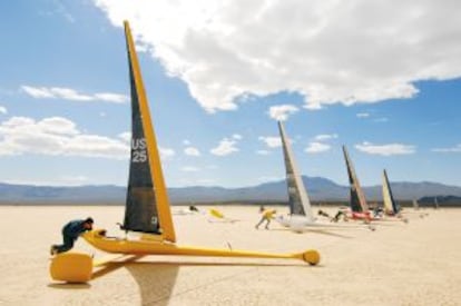 Corrida com blokarts em Ivanpah Lake, no deserto de Mojave.