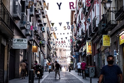 Carteles colgados en las calles de Lavapiés durante las fiestas.