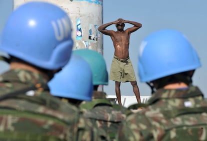 No acampamento Jean Marie Vincent, militares das tropas brasileiras da Missão das Nações Unidas para a Estabilização do Haiti patrulham por causa das eleições, em novembro de 2010.