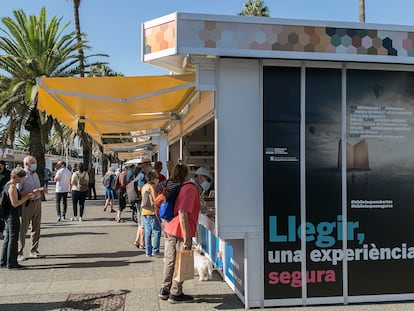 Aspecto de la Setmana del Llibre en Català en el Moll de la Fusta de Barcelona, en 2020.