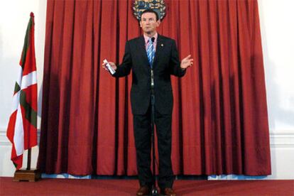 El 'lehendakari' Juan José Ibarretxe durante la conferencia de prensa hoy en San Sebastián.