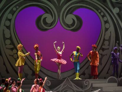 Escena de 'La bella durmiente´, puesta de 2018 del Ballet Nacional, con vestuario de Agatha Ruiz de la Prada