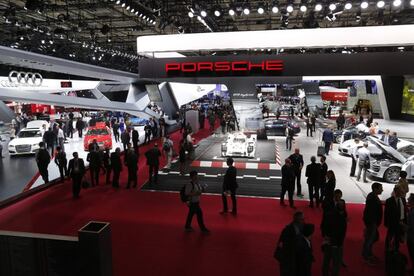 Vista de los stand de Audi y Porsche en el Salón del Automóvil de París.