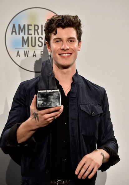 Shawn Mendes, ganador del premio a Artista favorito en la categoría de adultos-contemporáneos.