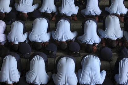 Un grupo de cadetes de las fuerzas a&eacute;reas de Ir&aacute;n reza este viernes.