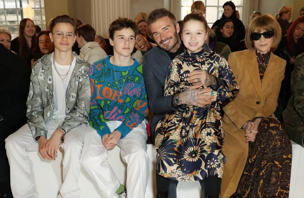 David Beckham con tres de sus hijos: Harper, Romeo y Cruz, al lado de la editora Anna Wintour en el desfile de Victoria Beckham en Londres, el pasado febrero.