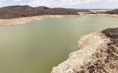 La presa de La Boquilla presenta bajos niveles de agua, en San Francisco de Conchos, Chihuahua, el 5 de abril de 2025.