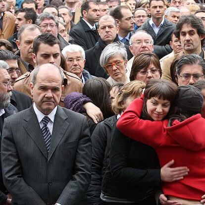 Manuel Chaves estuvo ayer en Mondragón, donde asistió al funeral del ex concejal socialista asesinado por ETA Isaías Carrasco. En la foto, aparece con la hija del fallecido.