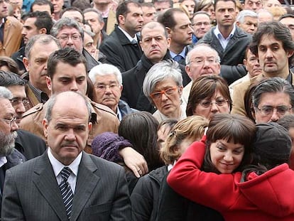 Manuel Chaves estuvo ayer en Mondragón, donde asistió al funeral del ex concejal socialista asesinado por ETA Isaías Carrasco. En la foto, aparece con la hija del fallecido.
