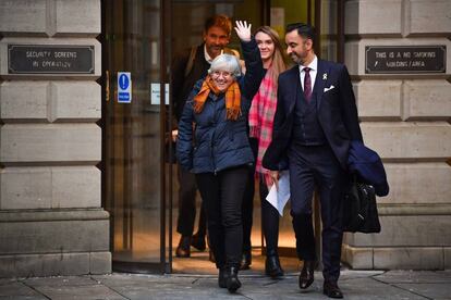 Ponsatí y su abogado tras declarar en una comisaría de Edimburgo en noviembre pasado.