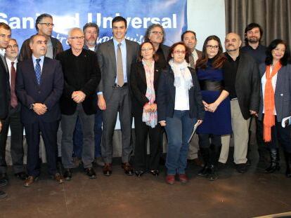 El l&iacute;der del PSOE, Pedro Sanchez, con otros representantes pol&iacute;ticos durante el acto de compromiso para restituir la sanidad universal. 