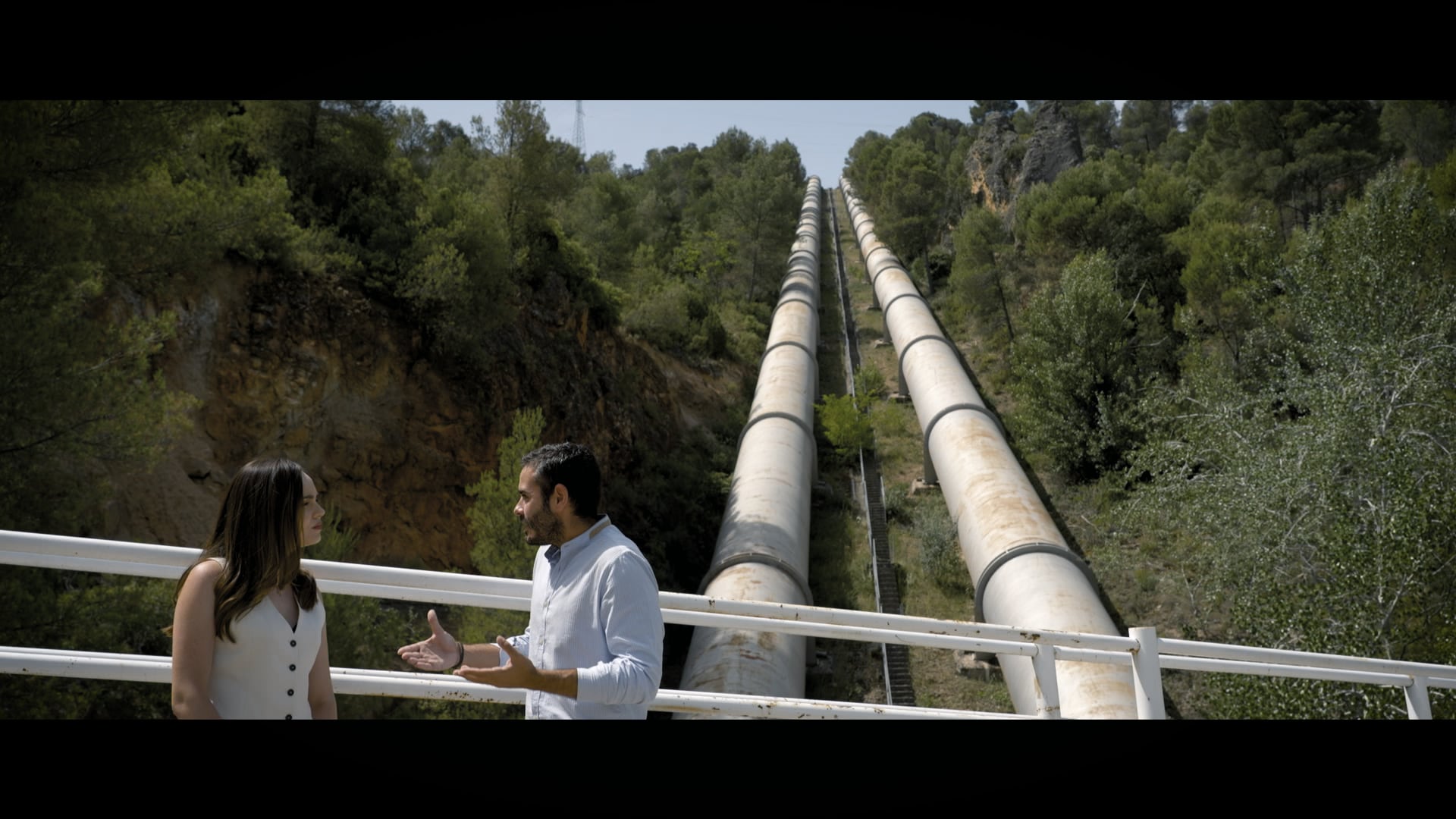 Borja Castro, alcalde de Alcocer, frente a las tuberías que desvían el agua para el trasvase.