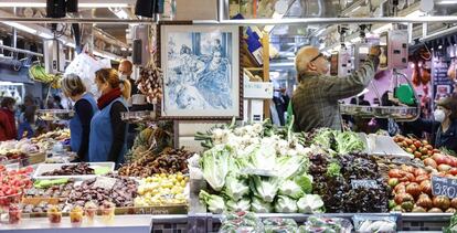 Vendedores en el Mercado Central de Valencia, este miércoles.