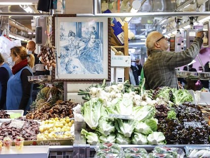 Vendedores en el Mercado Central de Valencia, este miércoles.