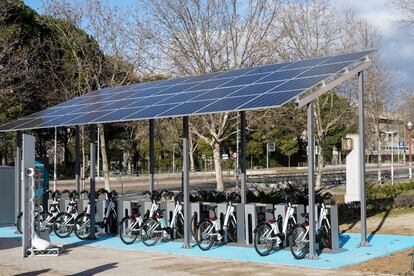 Una de las tres nuevas estaciones de Bicimad que funcionan con energía solar. situada en la Avenida Complutense de Ciudad Universitaria.