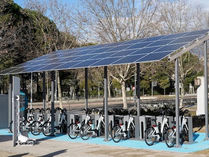 Una de las tres nuevas estaciones de Bicimad que funcionan con energía solar. situada en la Avenida Complutense de Ciudad Universitaria.