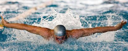 Rafael Muñoz en la final de 50m mariposa en la que batió el récord mundial.