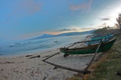 Barcas de pescadores en una playa de la isla de Sumatra (Indonesia).