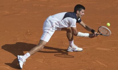 Novak Djokovic golpea un revés.