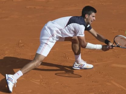 Novak Djokovic golpea un rev&eacute;s. 